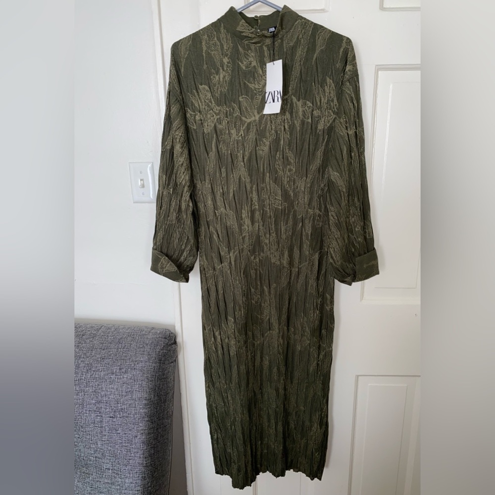 Dress in olive green with gold color.